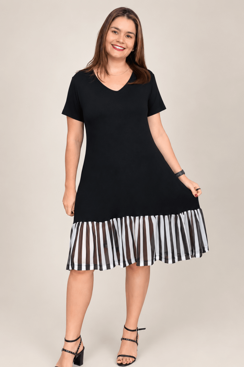 Vestido Mademoiselle com barrado de tule, vista frontal em outra pose — Listrado Preto e Branco.