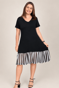 Vestido Mademoiselle com barrado de tule, vista frontal em outra pose — Listrado Preto e Branco.