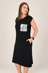 Vestido Nova York Midi em Viscolycra com Bolsos Laterais e Bolso Assimétrico Frontal em Paetê - Naguirre Shop